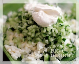Салат из зеленого лука со сметаной